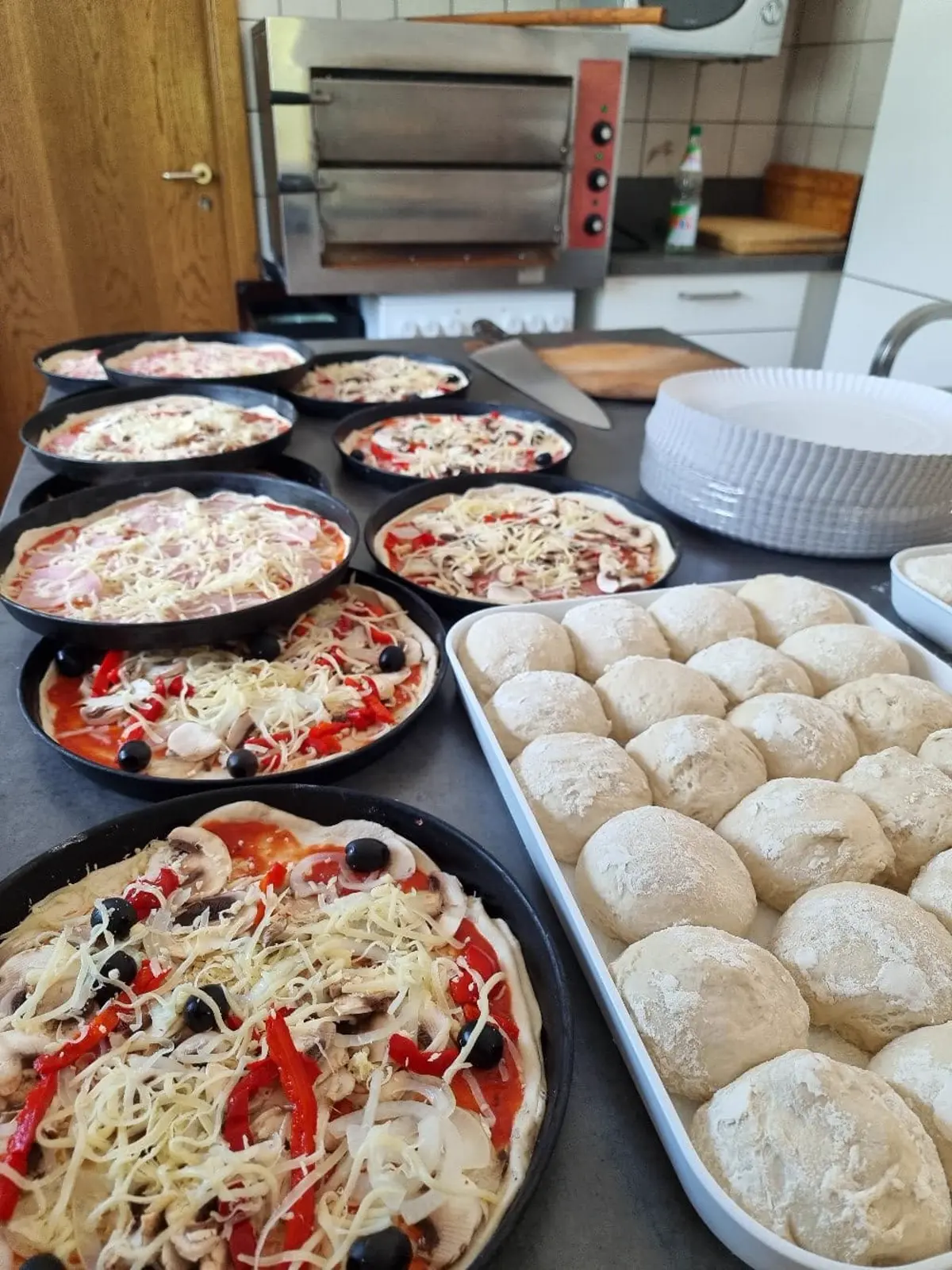 Pizzableche und Teiglinge in der Vorbereitung