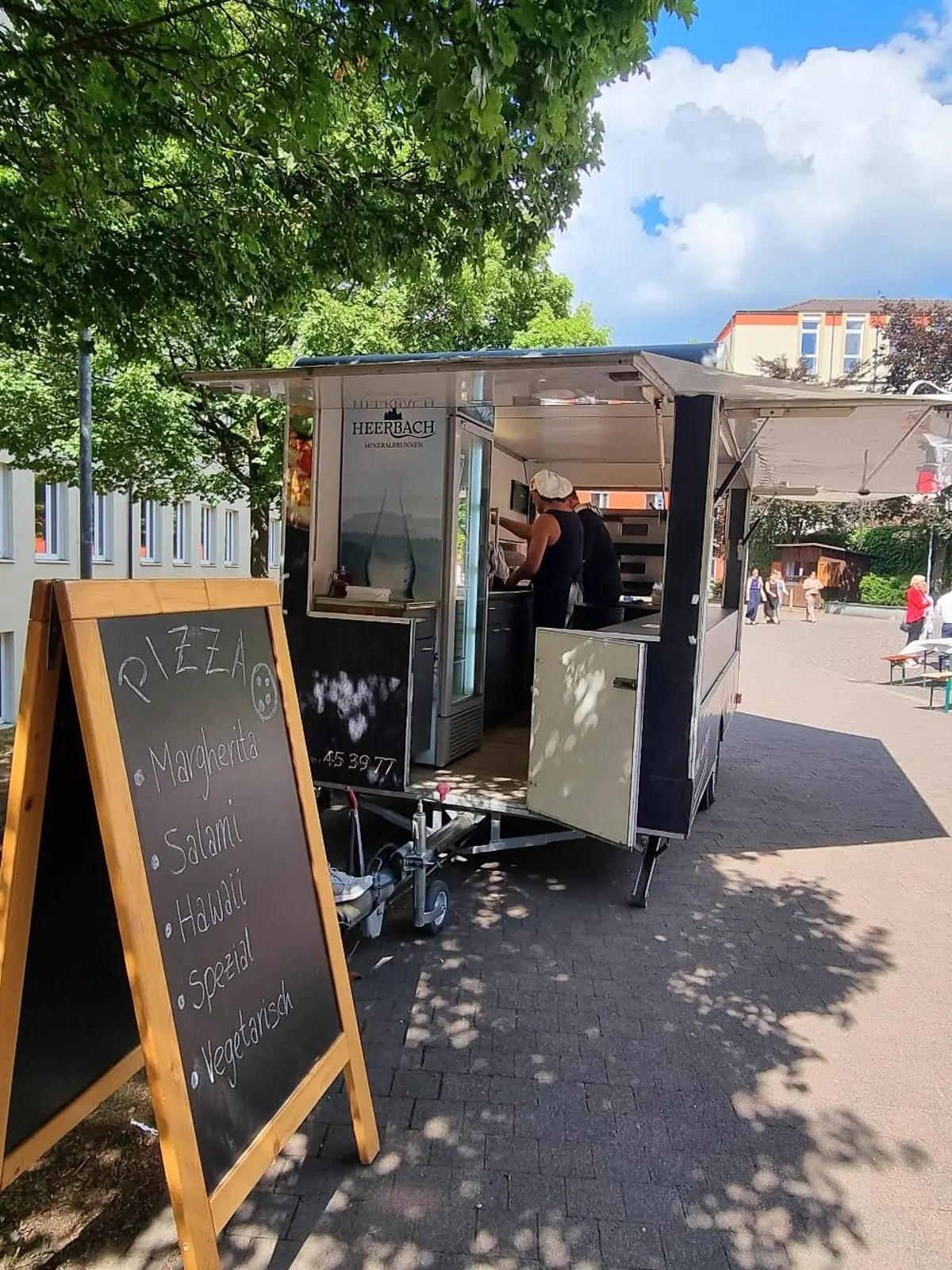 Kreidetafel am Pizza-Catering-Stand im Freien