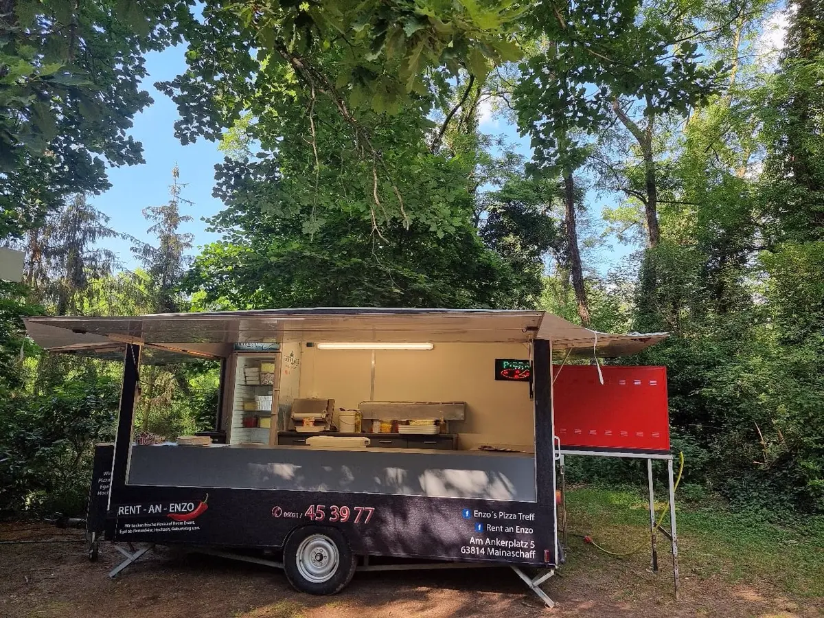 Geöffneter Pizza-Anhänger im Garten