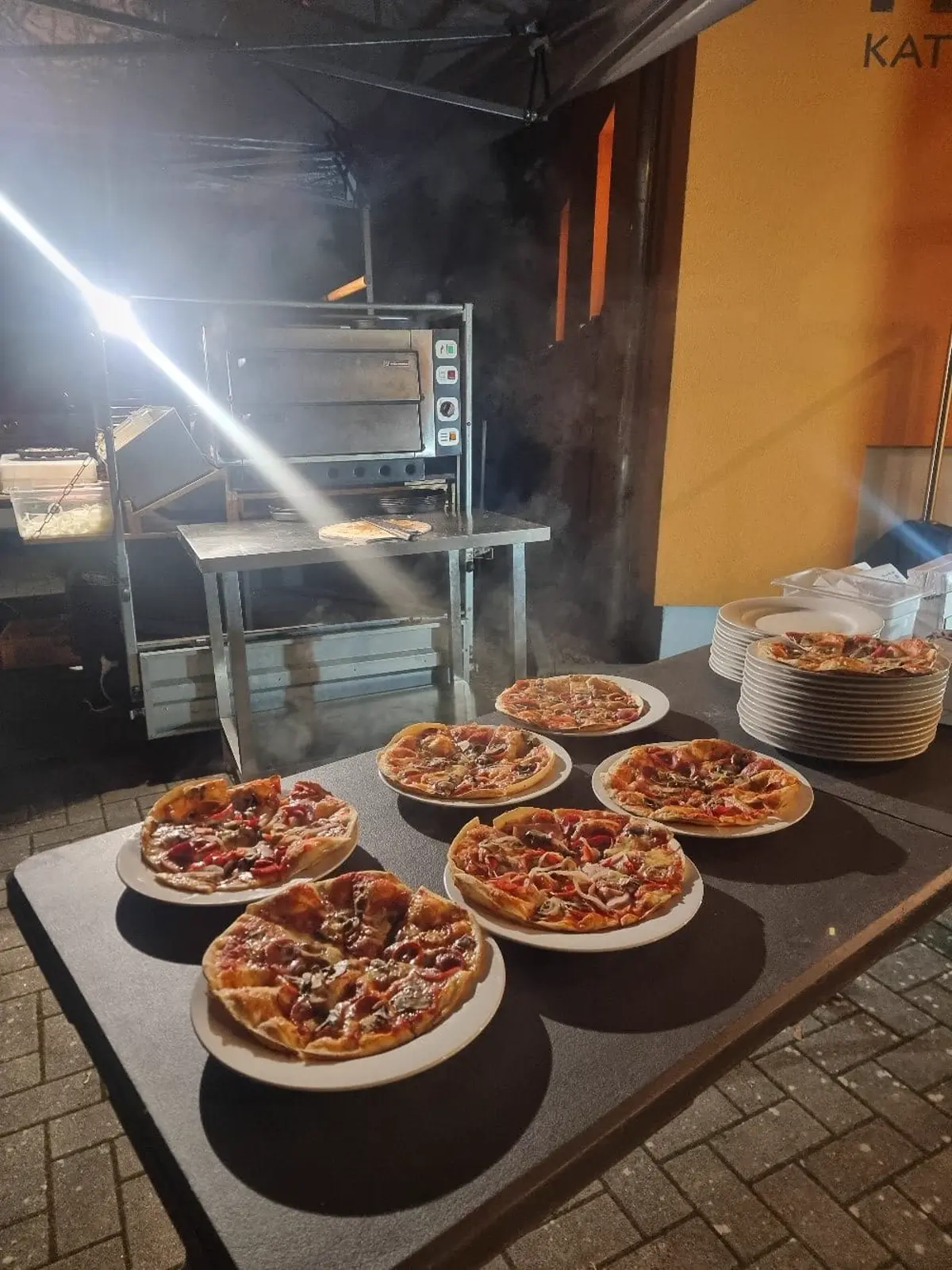 Mehrere Pizzen an der Ausgabestation