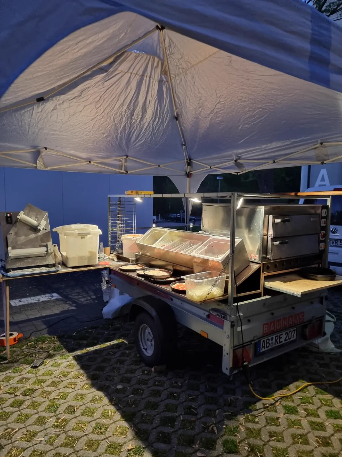Frische Pizza-Ausgabe bei einem Event