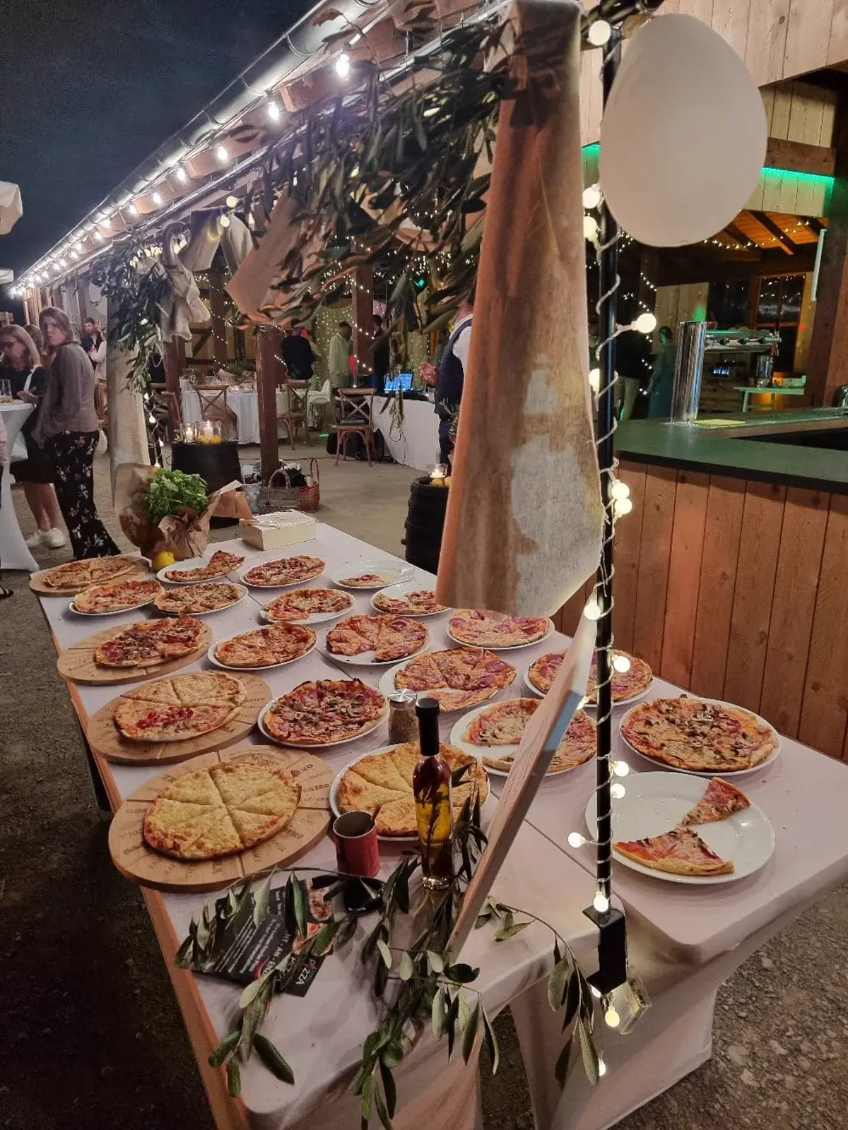 Große Auswahl an frisch gebackenen Pizzen am Buffet