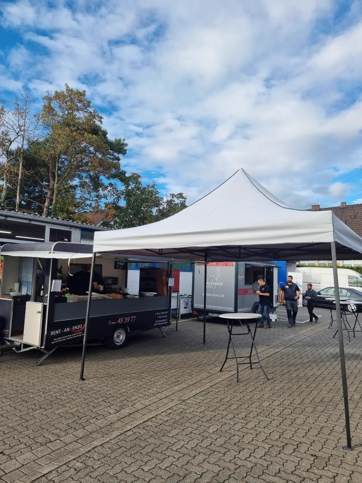 Pizza-Catering-Setup mit Zelt und Anhänger auf einer Feier