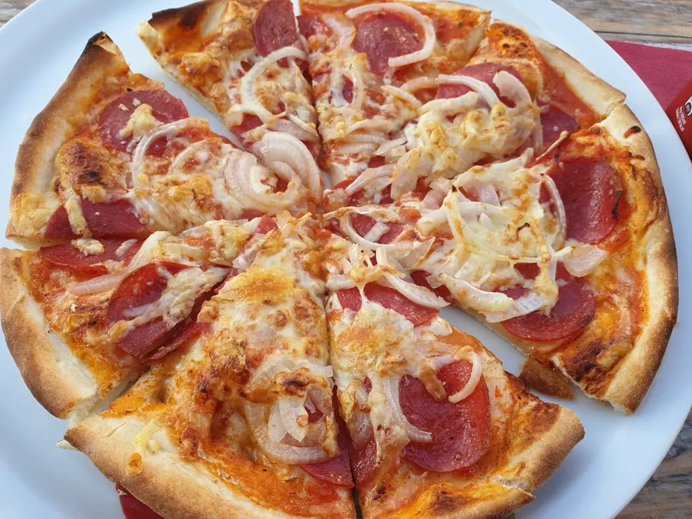 Frisch gebackene neapolitanische Pizza im Detail