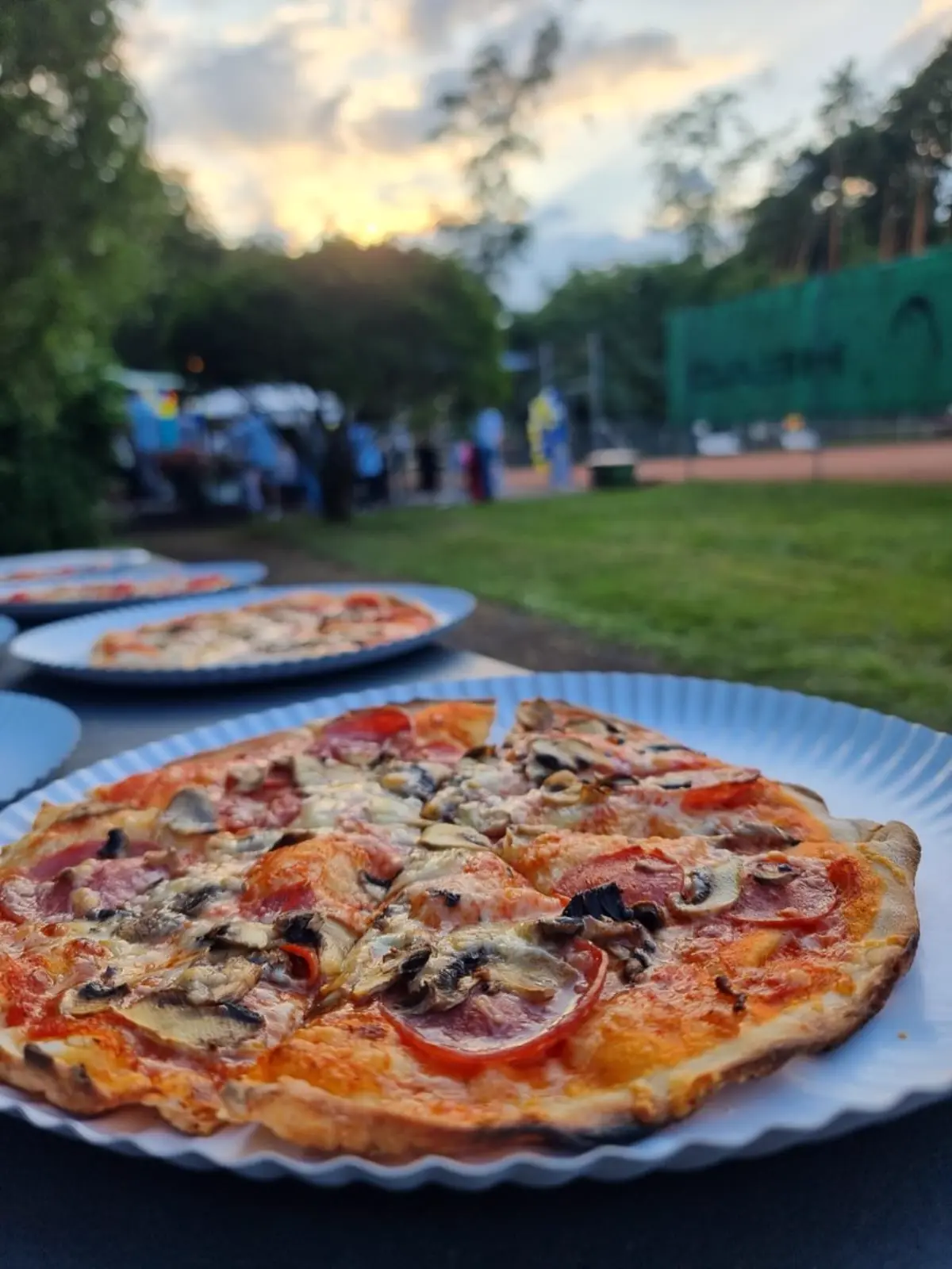 Frische Pizza bei einem Outdoor-Event genießen