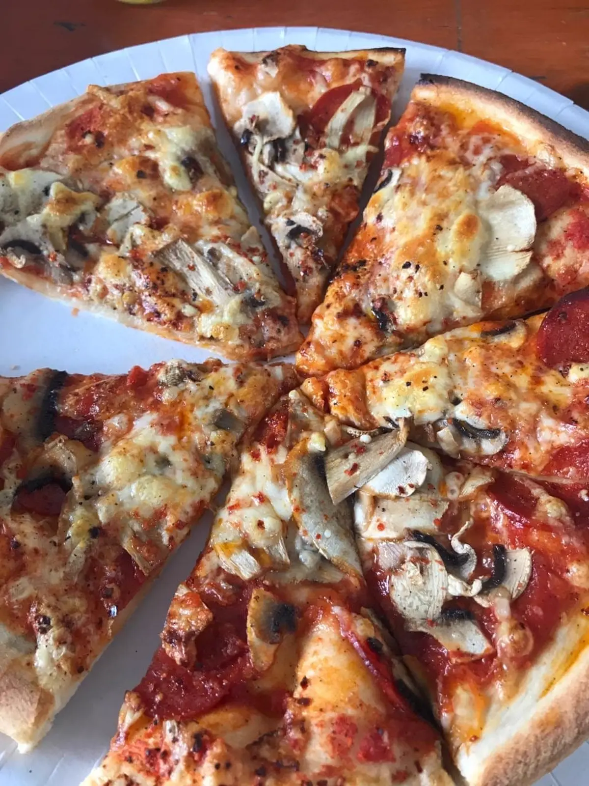 Aufgeschnittene Pizza mit gemischtem Belag