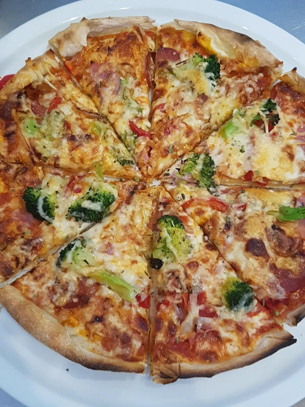 Goldbraun gebackene Pizza aus der Draufsicht
