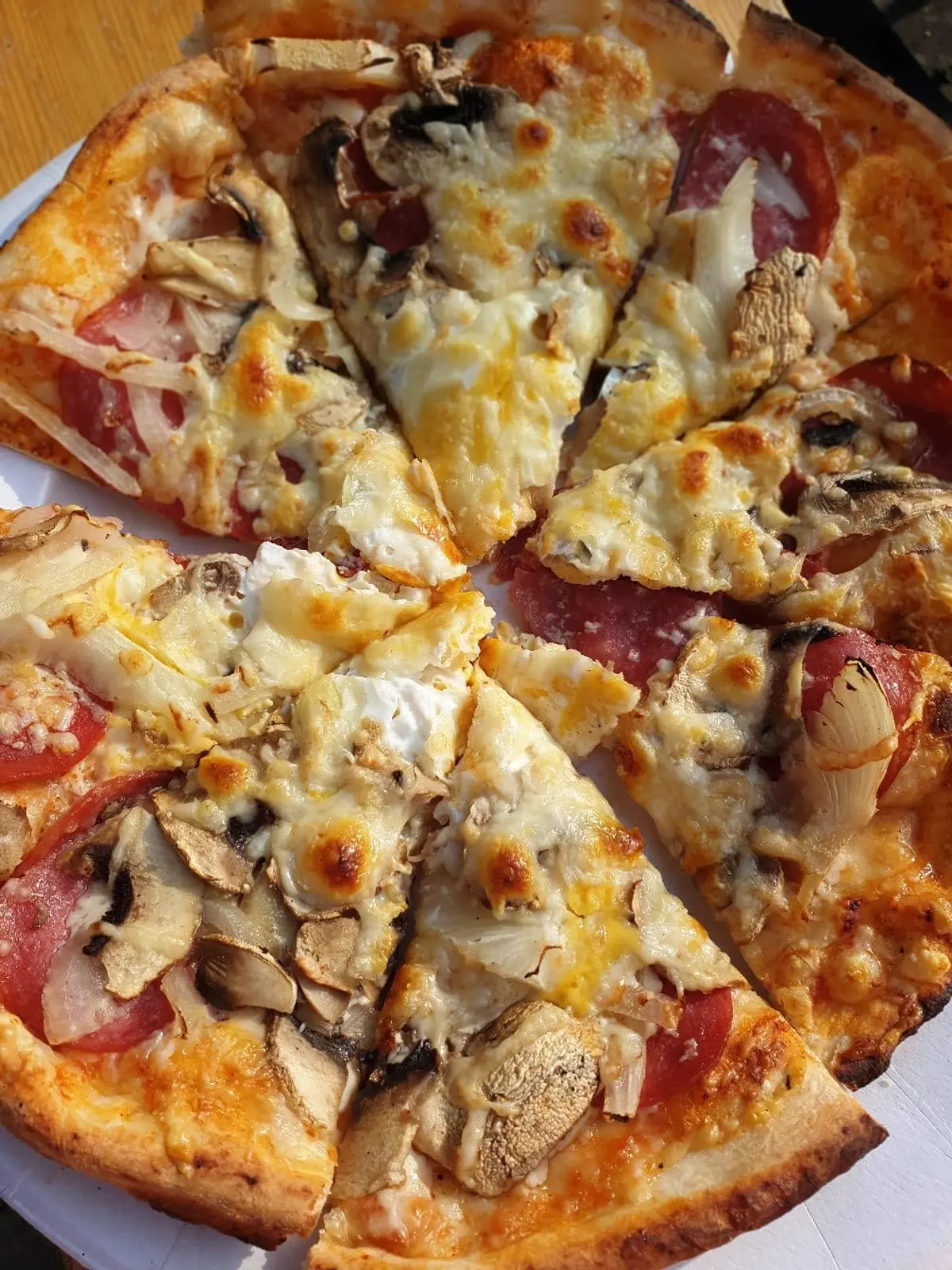 Aufgeschnittene Pizza in Nahaufnahme
