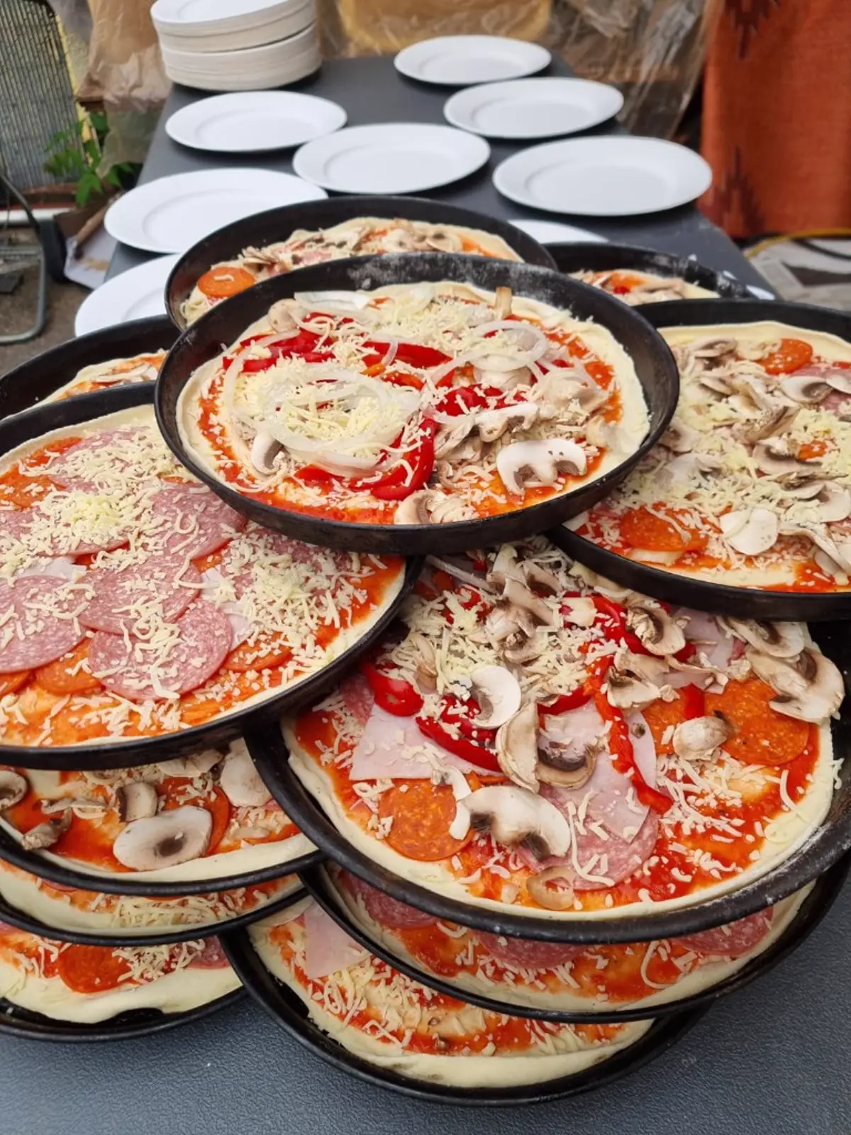 Vorbereitete Pizzen bereit für den Ofen bei einem Business Event